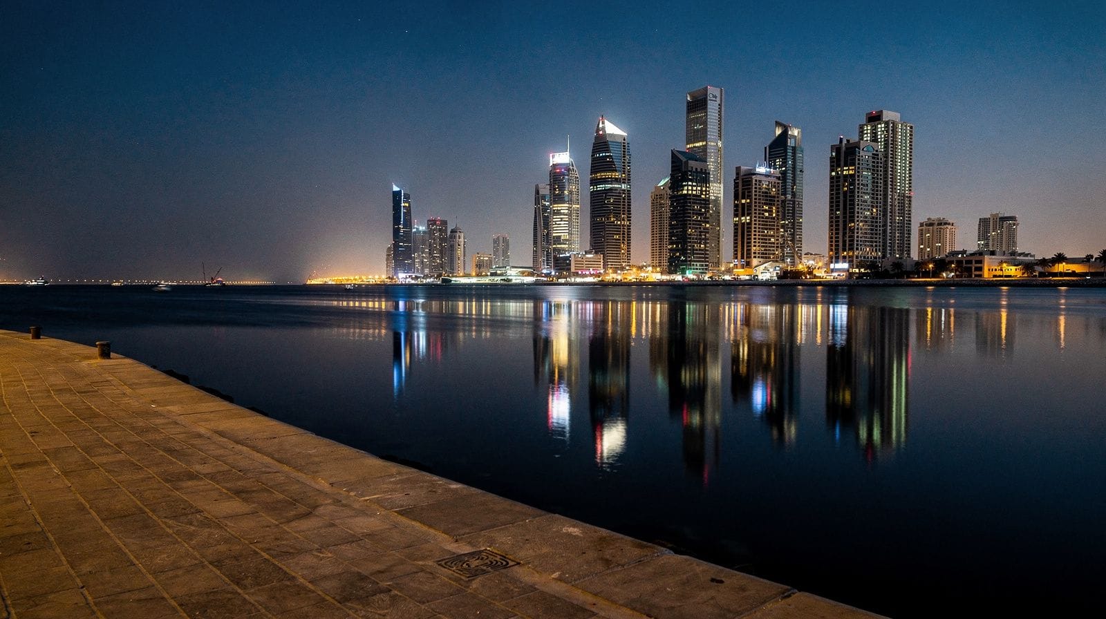 Tour nocturno en escala en Doha: skyline, Souq Waqif y la Corniche al anochecer